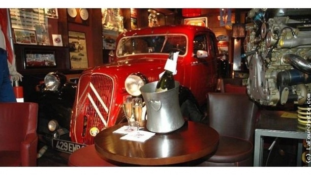 auto-passion-cafe-detail-de-la-table-281e2 photo la fourchette