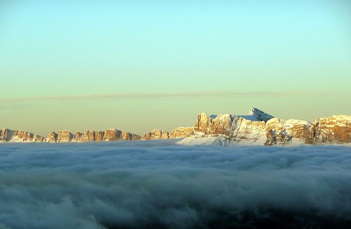 le massif belledonne sous les nuages - marc hilterhaus