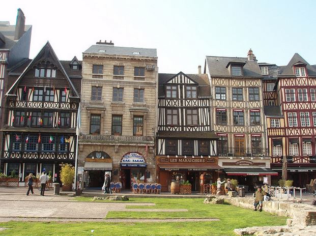 place du vieux marché avec maison en colombage et auberge de la couronne