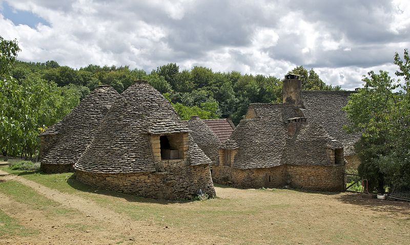 800px-Village_cabanes_breuil