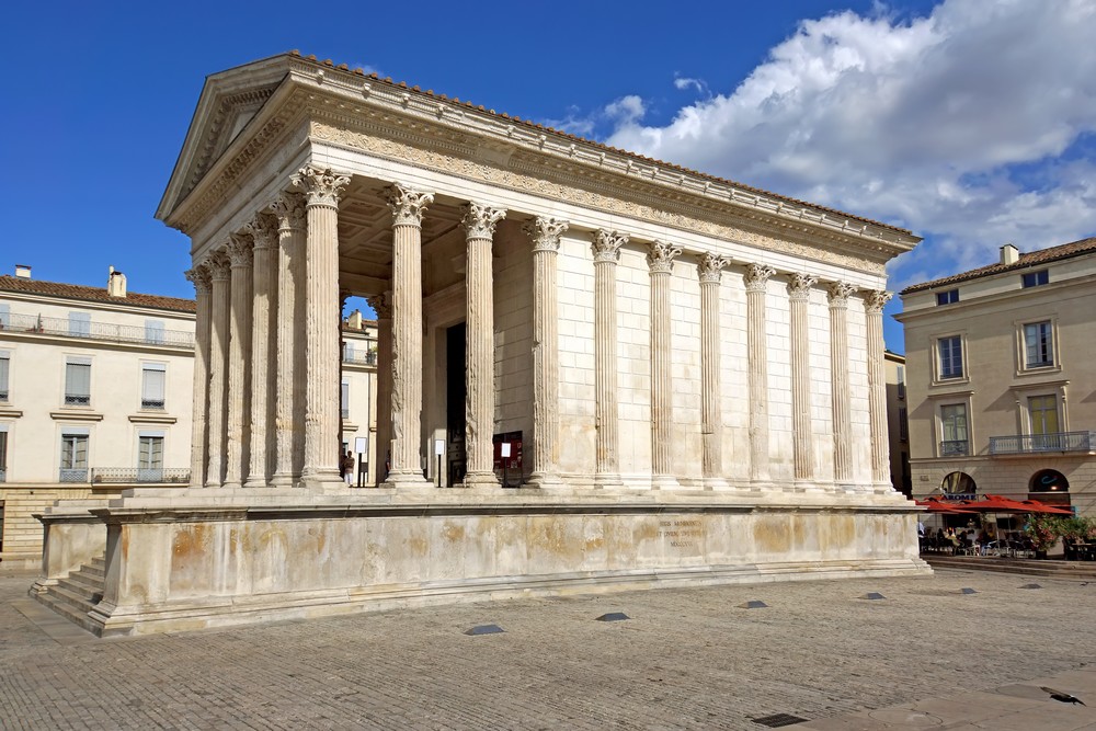 La maison carrée est en réalité rectangle.. 