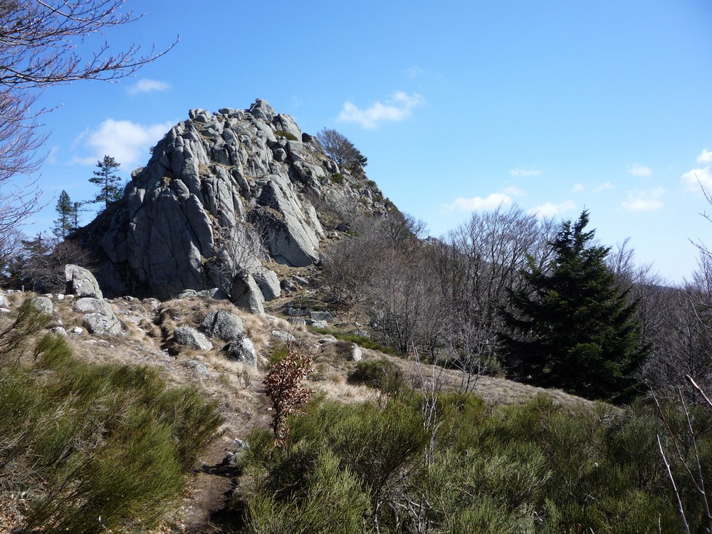  imposante masse granitique, domine la vallée de la Dourbie.