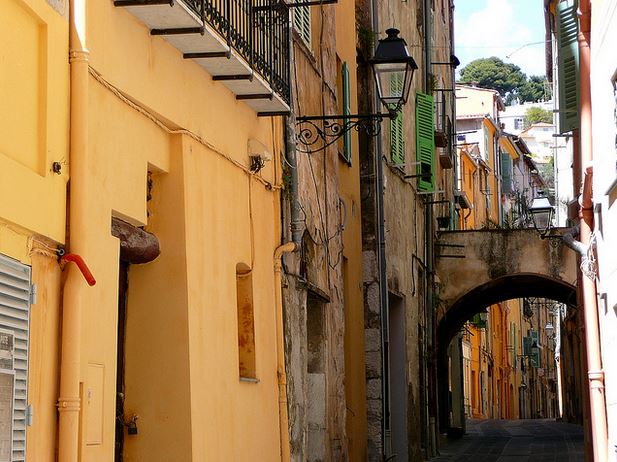 ruelle dans la ville de Menton - Metro central