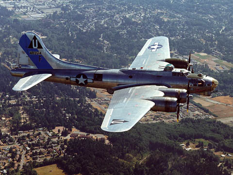 B17 impressionnante video de la collision entre bombardier Boeing B-17 et un avion de Chasse P-63 de la seconde guerre mondiale