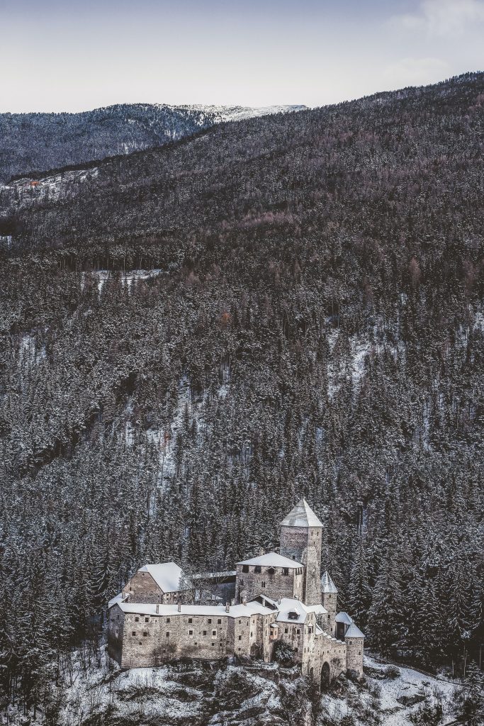 decouvrir chateaux enneigés europe hiver