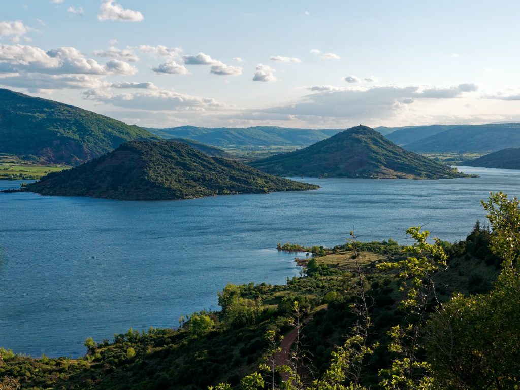 Lac du Salagou Et si on faisait le tour du monde en restant en France ?