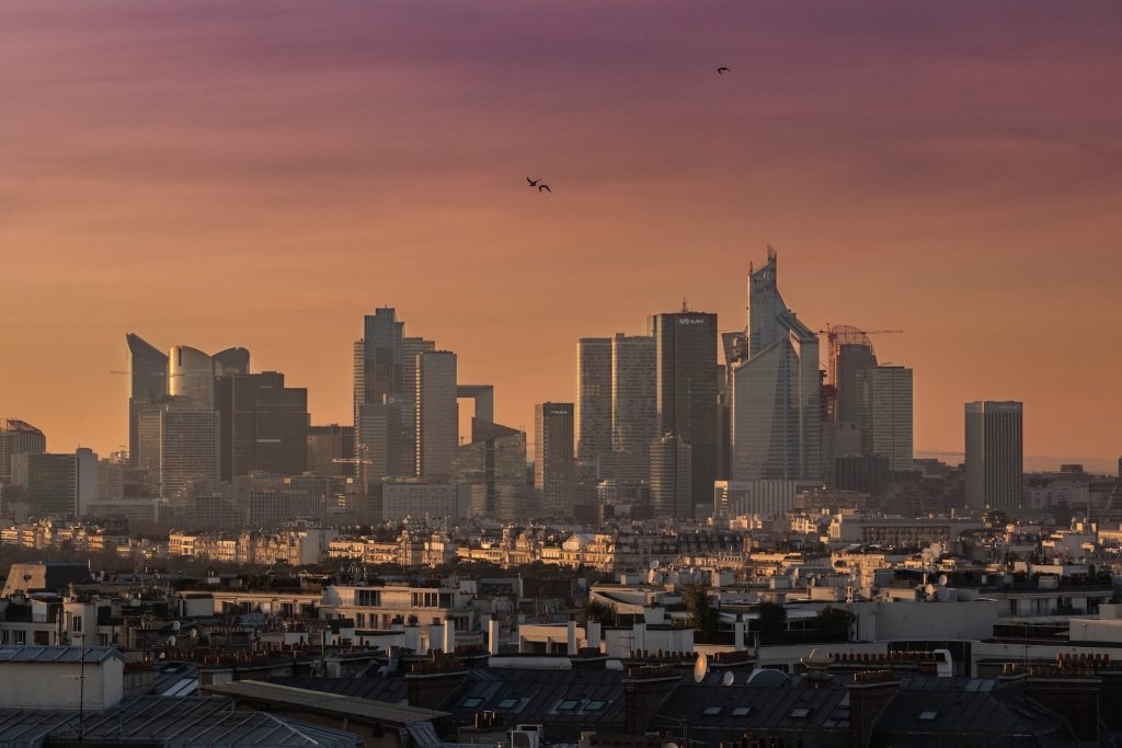 Paris la défense Et si on faisait le tour du monde en restant en France ?