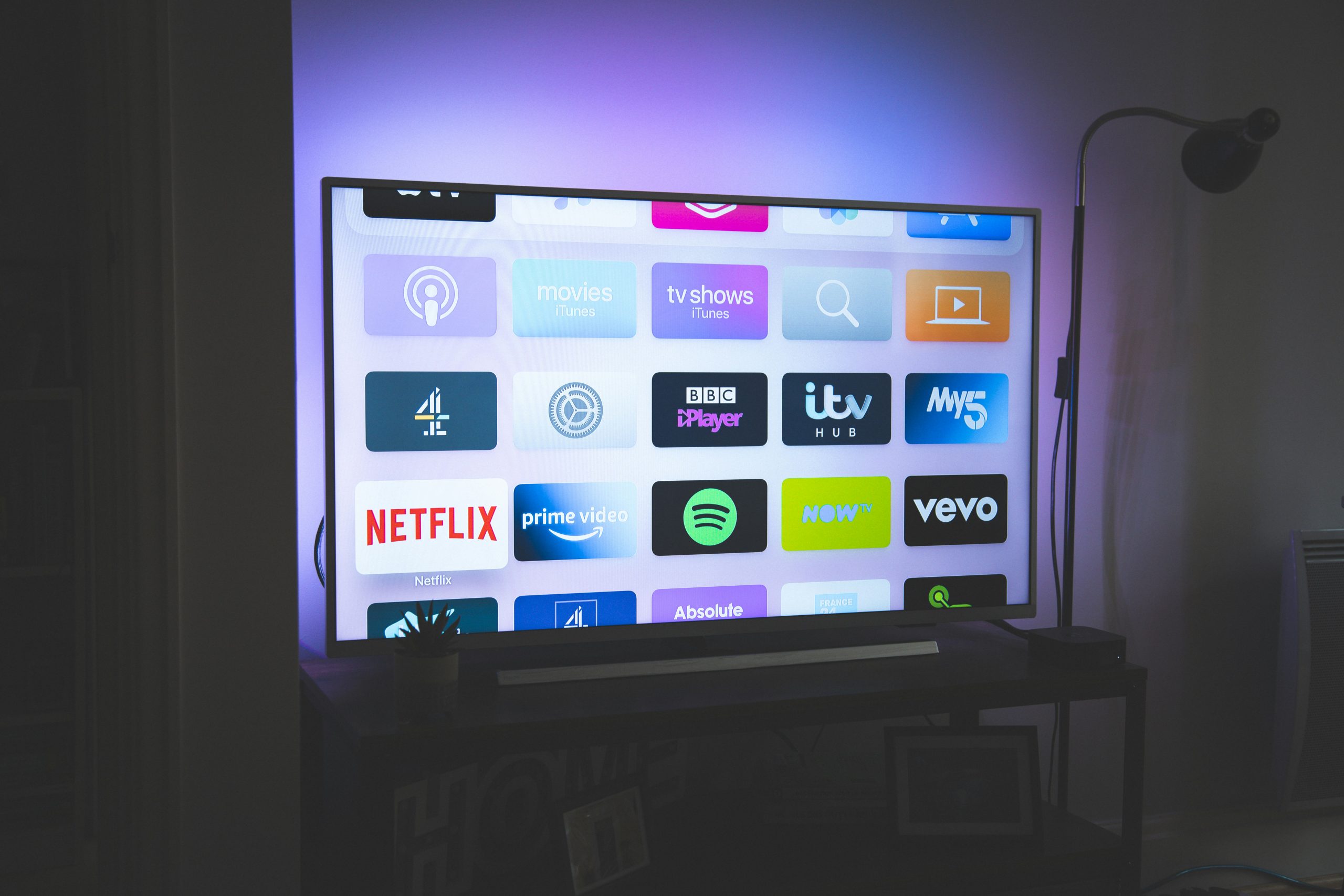 découvrez une expérience de divertissement inégalée avec notre gamme de smart tv, offrant une qualité d'image exceptionnelle et une connectivité sans limites.