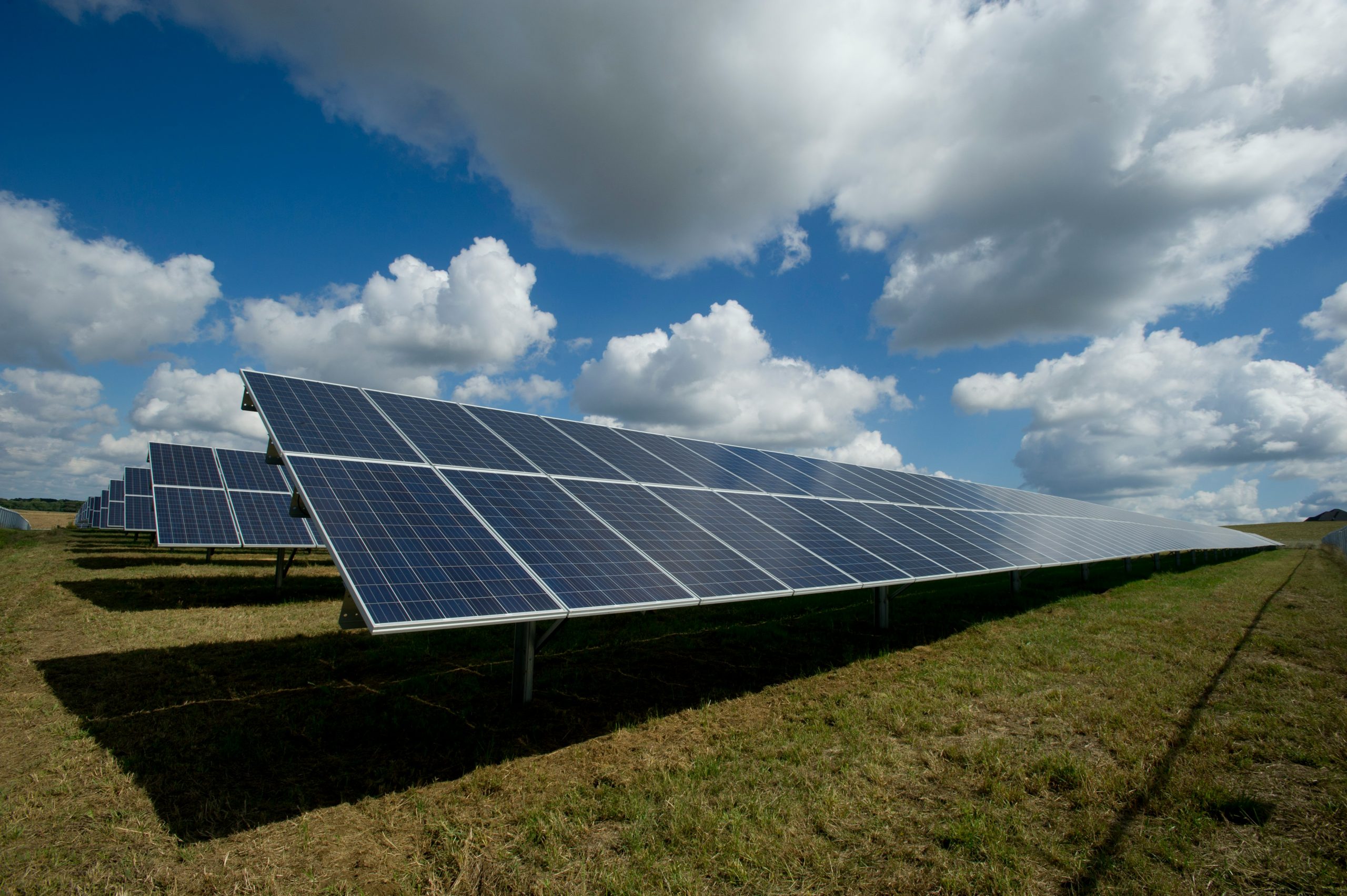 découvrez nos kits solaires pour une énergie propre et renouvelable. équipez-vous en panneaux solaires, batteries et régulateurs pour une installation facile et durable.