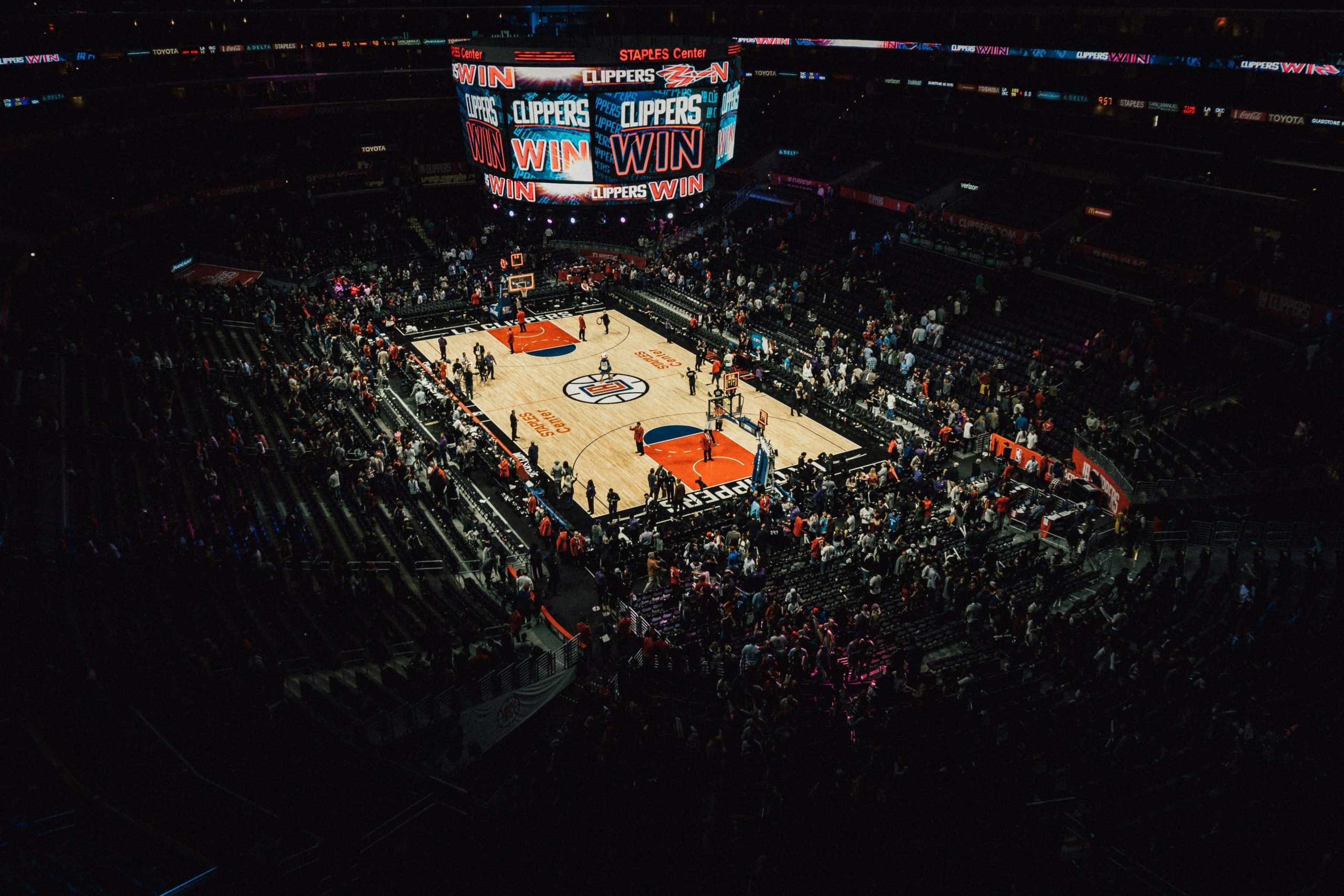 découvrez tout sur le basketball, ses règles, ses stars, ses moments emblématiques et comment pratiquer ce sport passionnant.