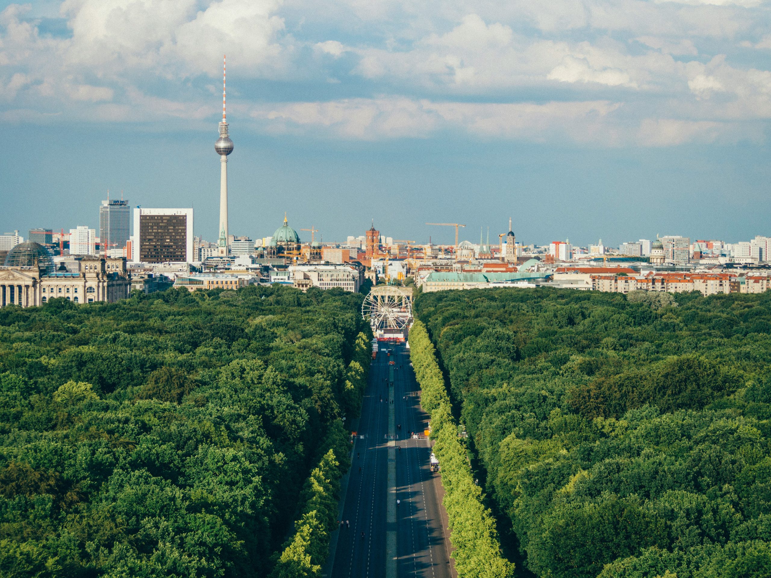 découvrez berlin, la capitale vibrante de l'allemagne avec son mélange fascinant d'histoire, de culture, d'art et de vie nocturne bouillonnante.