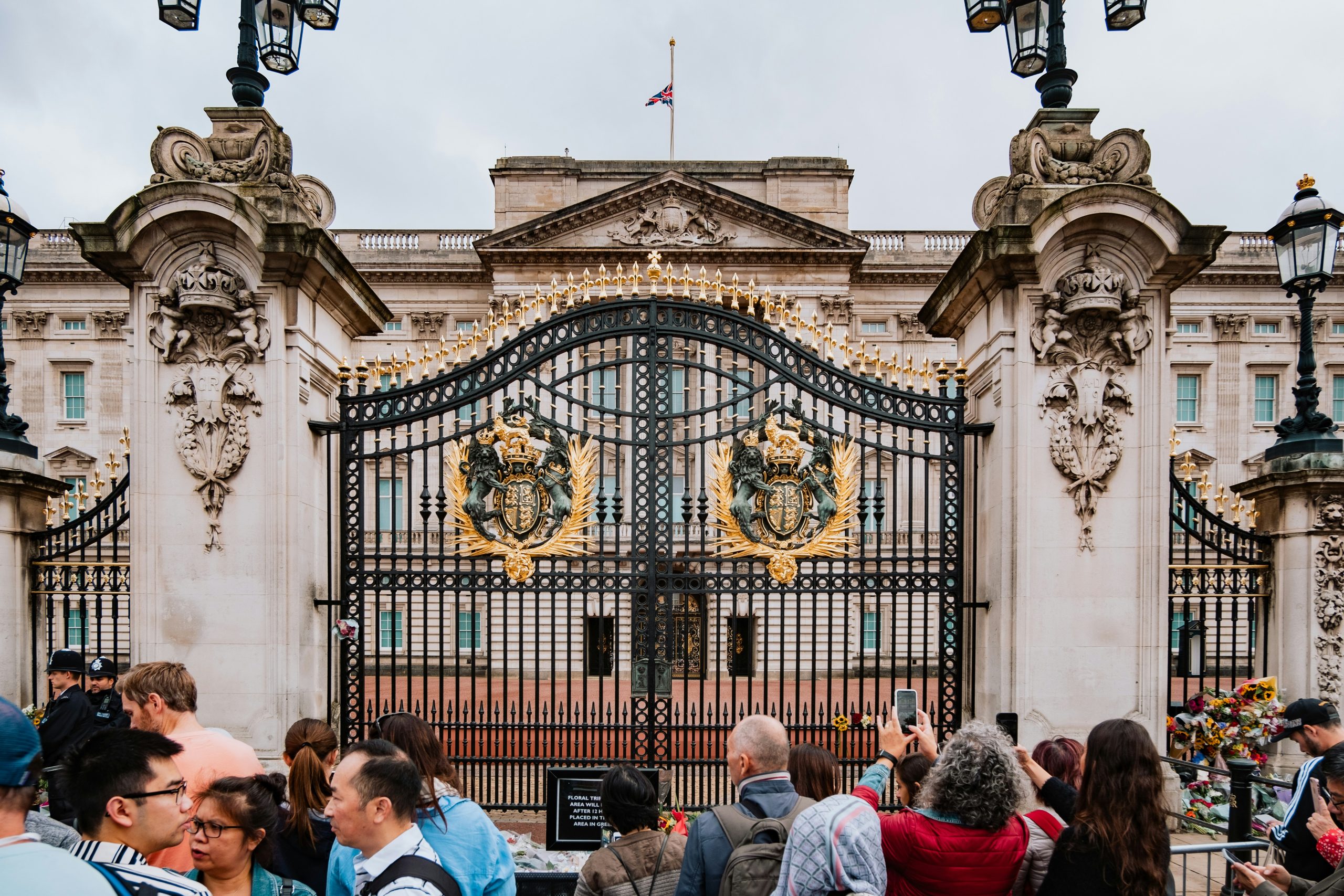 découvrez la vie, le règne et l'héritage de la reine elizabeth ii, monarque emblématique du royaume-uni depuis 1952.