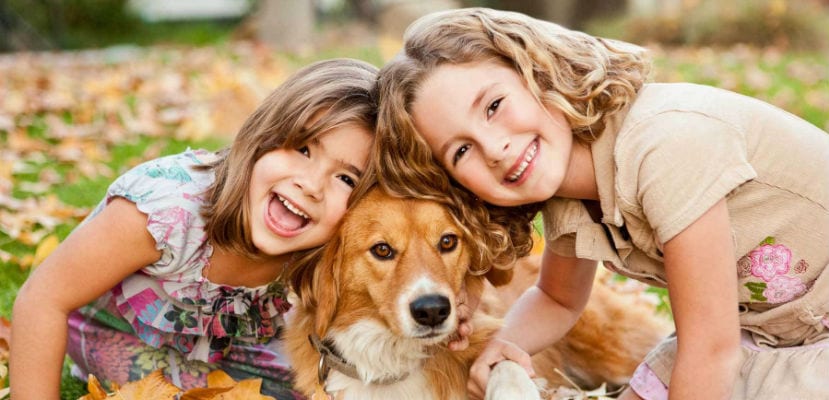 Enfants avec un chien.