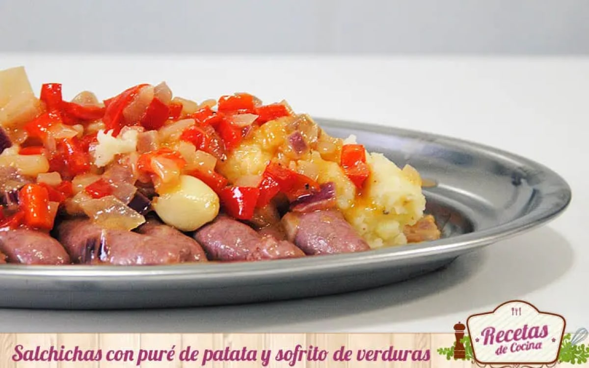 Salchichas avec purée de pommes de terre et légumes