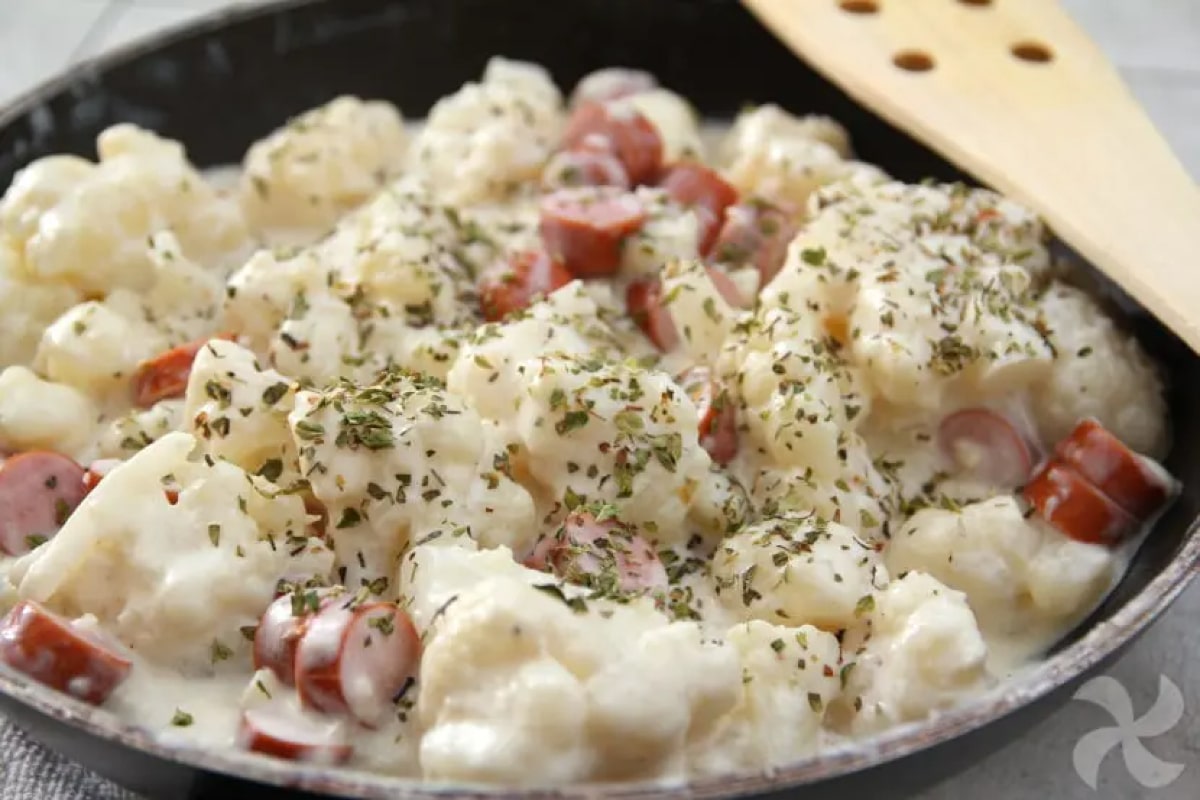 Chou-fleur avec des saucisses, crème et fromage