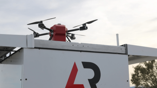 Les drones autonomes révolutionnent la surveillance des frontières grâce à un partenariat innovant