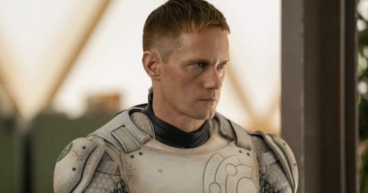 Murderbot: la data d'uscita e le prime immagini della serie Apple TV+ con Alexander Skarsgård