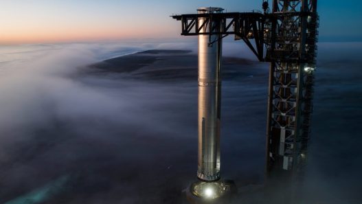 SpaceX transporte et empile discrètement le booster 15 pendant la nuit : un aperçu des opérations nocturnes