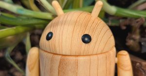 Le compagnon androïde Pine Pal : une figurine en faux bois à découvrir dans notre galerie