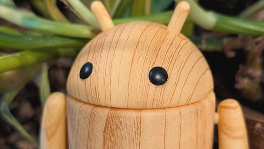 Le compagnon androïde Pine Pal : une figurine en faux bois à découvrir dans notre galerie