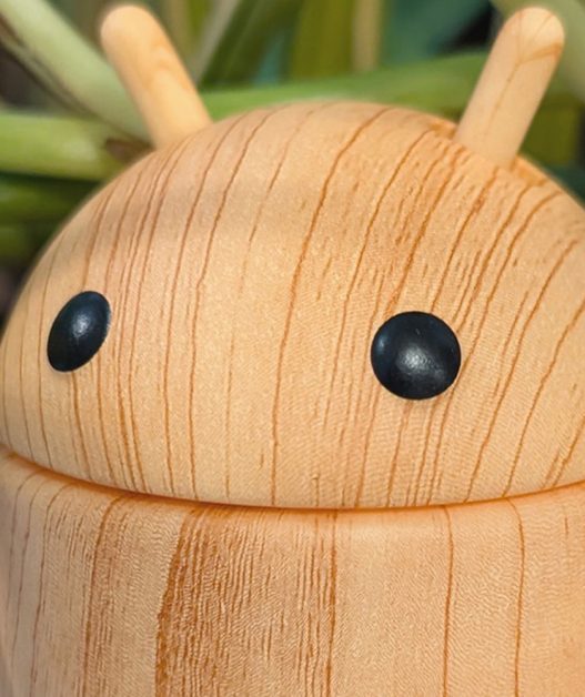 Le compagnon androïde Pine Pal : une figurine en faux bois à découvrir dans notre galerie