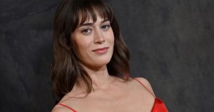 Lizzy Caplan, l'attrice sarà un'esperta di pubbliche relazioni in una nuova serie Netflix