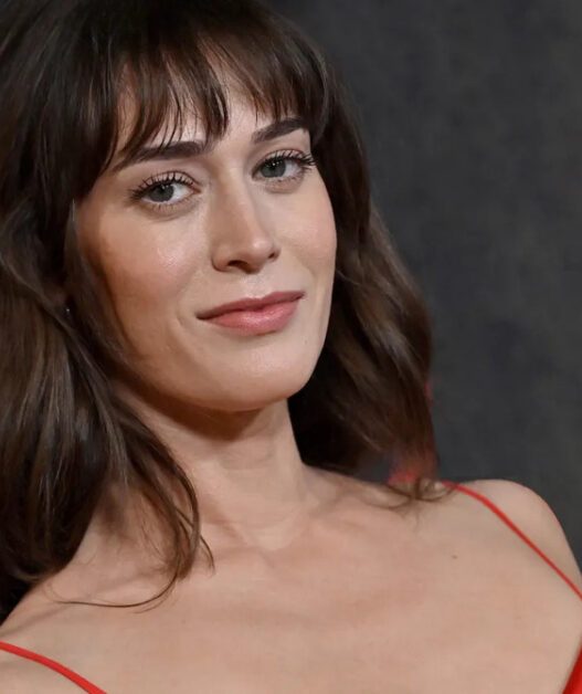 Lizzy Caplan, l'attrice sarà un'esperta di pubbliche relazioni in una nuova serie Netflix