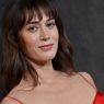 Lizzy Caplan, l'attrice sarà un'esperta di pubbliche relazioni in una nuova serie Netflix